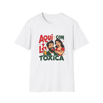 Funny T-Shirt — "Aquí con la Tóxica" Funny Spanish Couple Graphic Tee