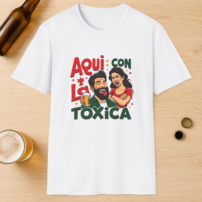 Funny T-Shirt — "Aquí con la Tóxica" Funny Spanish Couple Graphic Tee
