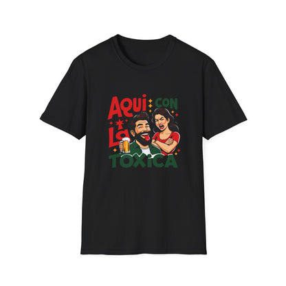 Funny T-Shirt — "Aquí con la Tóxica" Funny Spanish Couple Graphic Tee